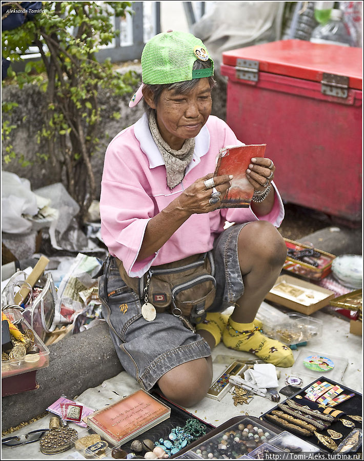 Вот они — уличные торговцы Бангкока. Погруженные в свои, известные только им, таинства. Посиди вот так день-деньской на тротуаре. Благо — климат в Таиланде уникальный. Недаром все простые люди спят прямо на тротуарах, и это вовсе не признак того, что ты бездомный. Просто тут так заведено...
- Бангкок, Таиланд