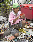 Вот они — уличные торговцы Бангкока. Погруженные в свои, известные только им, таинства. Посиди вот так день-деньской на тротуаре. Благо — климат в Таиланде уникальный. Недаром все простые люди спят прямо на тротуарах, и это вовсе не признак того, что ты бездомный. Просто тут так заведено...
-