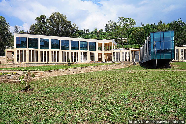 Новое офисное здание, еще не закончено. Возможно, в него переедет контора с предыдущего фото Новое офисное здание, еще не закончено. Возможно, в него переедет контора с предыдущего фото