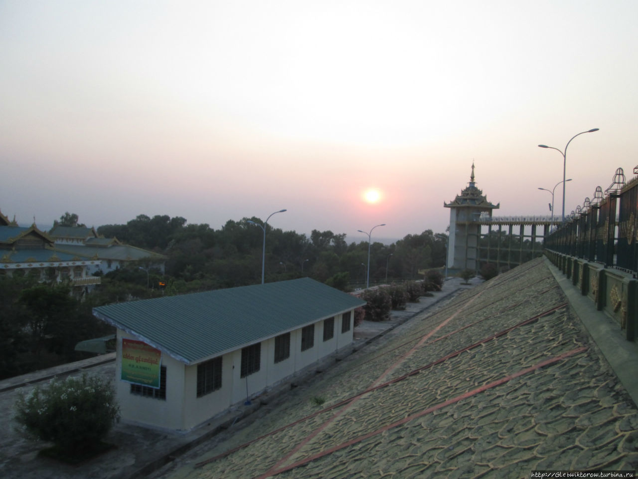 Осмотр Пагоды Уппатасанти на закате Нейпьидо, Мьянма