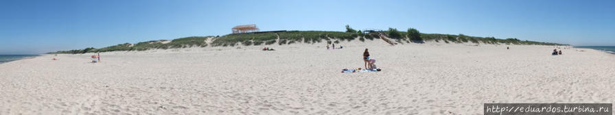 И слева до горизонта — песок, и справа до горизонта — песок. Голубое небо, ласковое Балтийское море и всем этим вы можете пользоваться практически безраздельно! Пока не покроетесь корочкой от яркого солнца)))