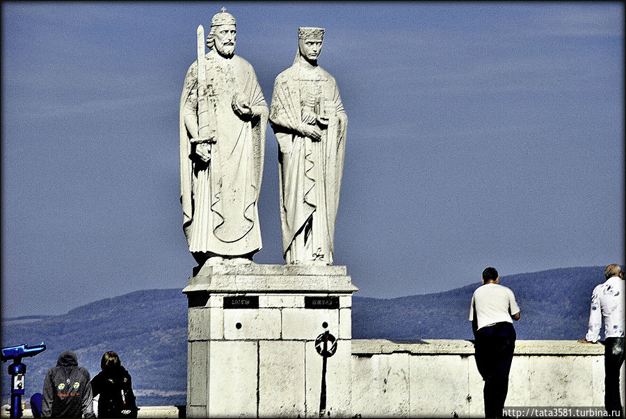 Памятник Иштвану и Гизелле. Установлен в 1938 году в необычном месте, над обрывом крепостного холма. Веспрем, Венгрия