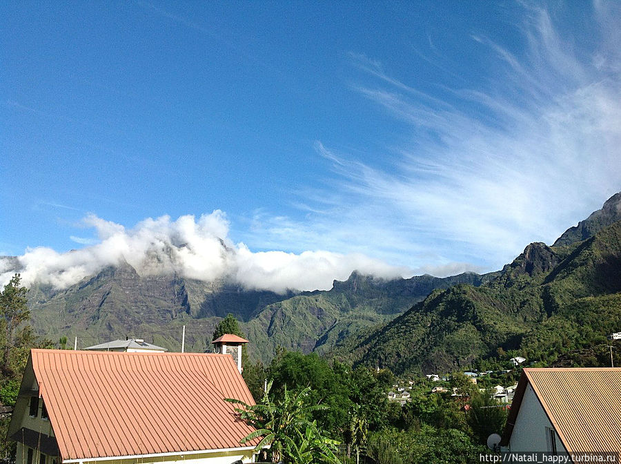 Вид с парковки отеля. 7 часов утра. Силао, Реюньон Вид с парковки отеля. 7 часов утра. Силао, Реюньон