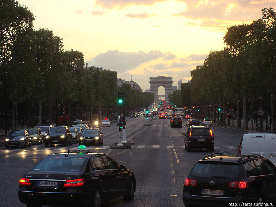 Вечерняя мгла спустилась на Елисейские поля и Триумфальную арку. Париж, Франция