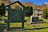 Какое то древнее сербское кладбище в Мокра Гора