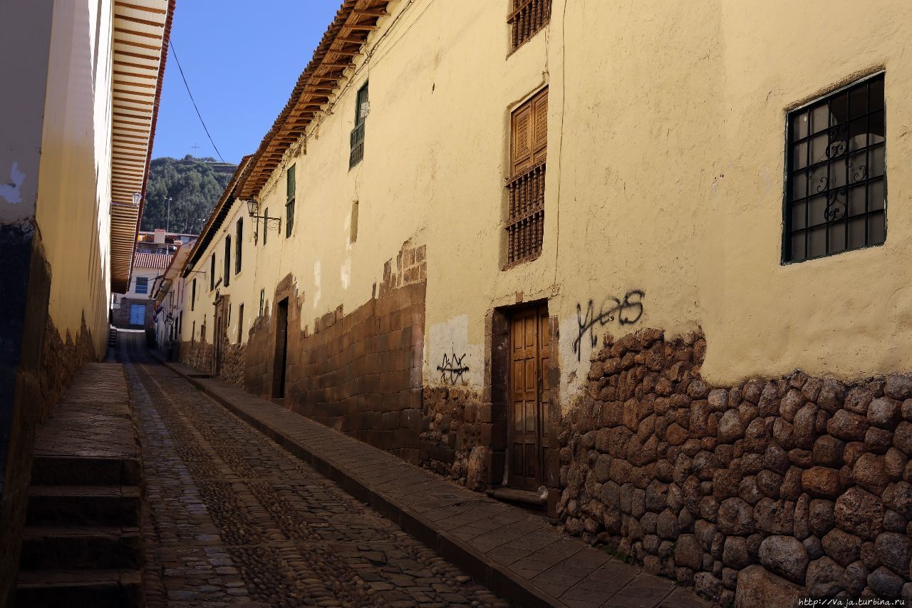 По дороге к музею Инков Куско, Перу По дороге к музею Инков Куско, Перу