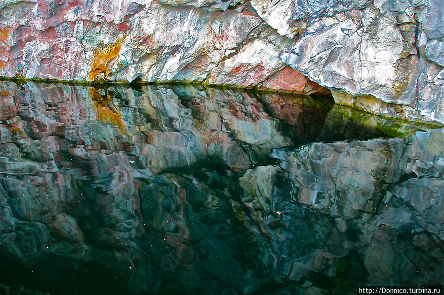 стенка и ее отражение в пещере Рускеала, Россия