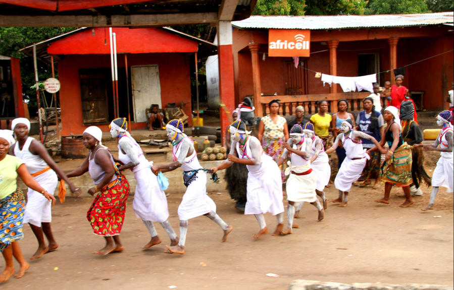 Черно-белые женщины Менде Северная провинция, Сьерра-Леоне