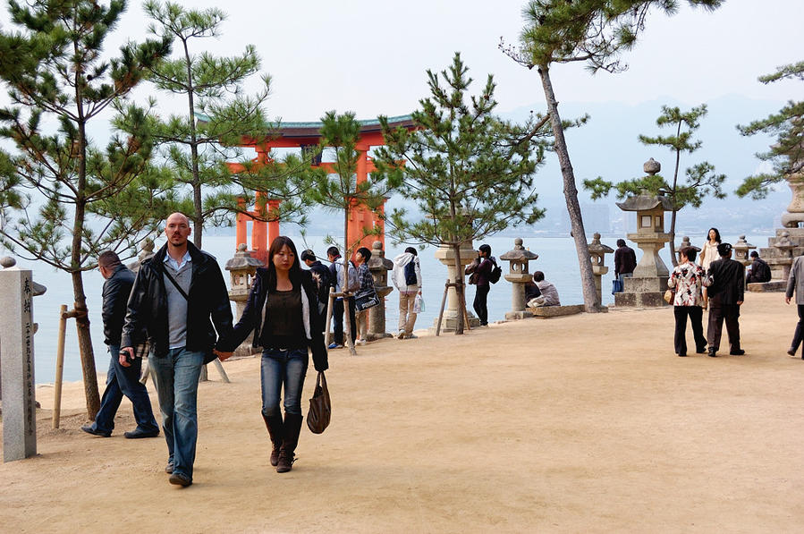 Восхождение на священный остров Миядзима Миядзима, Япония