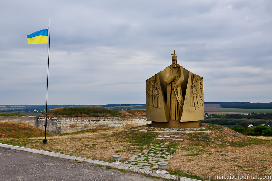 Перед входом установлен монумент украинскому гетману Петру Сагайдачному. Хотин, Украина