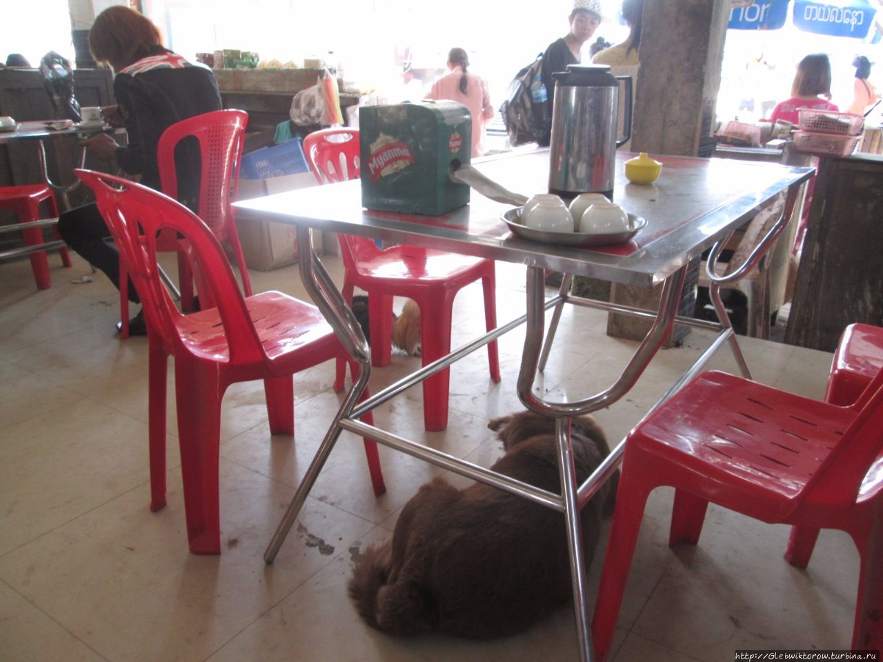 Остановка в придорожном кафе по пути в Патейн Патейн, Мьянма