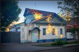 Дом с трамваем и троллейбусом на воротах, ул. Чапаевская, 79