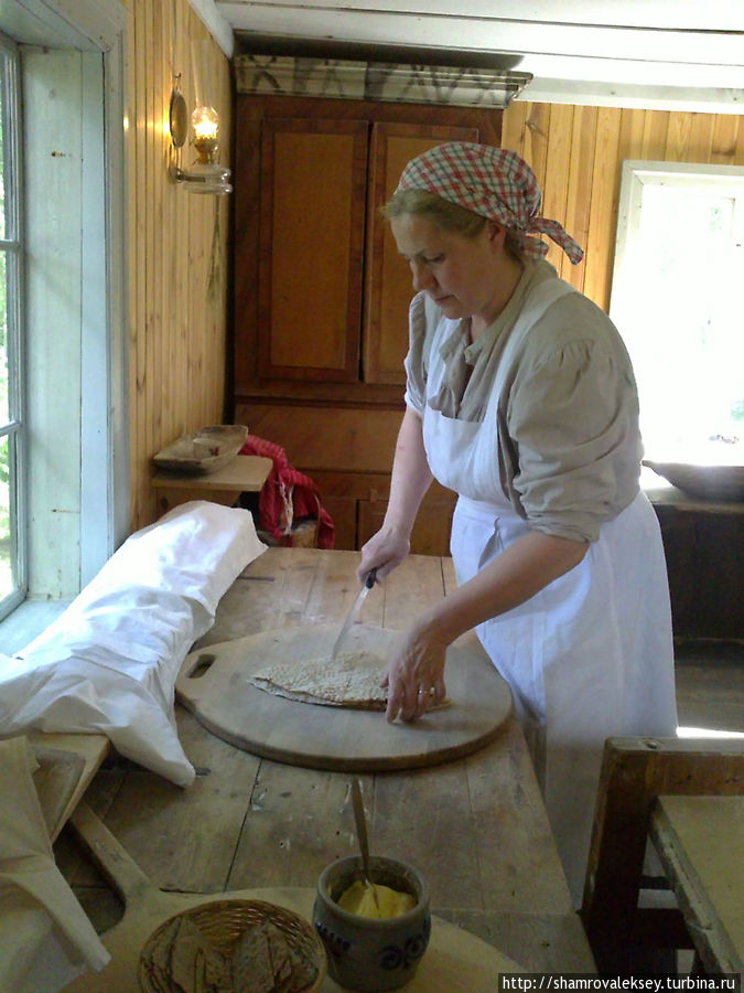Мастерица выпекает Шведские сухие хлебцы Стокгольм, Швеция