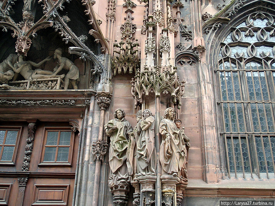 Севрный фасад. Правая колонна  — святой Лаврентий с четырьмя святыми. Страсбург, Франция