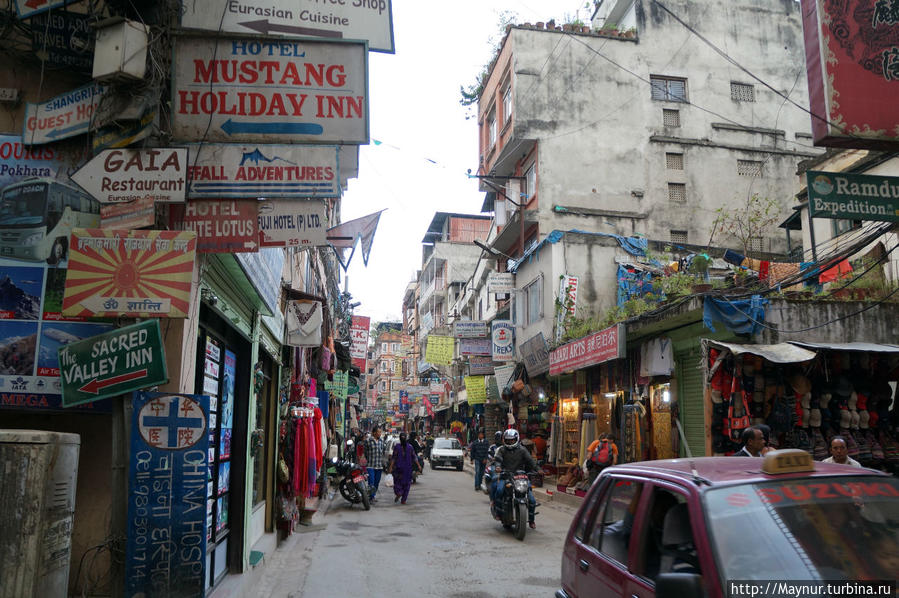Катманду.   Одна   из   улиц    старого   города,   превращенного   в   туристический    центр. Покхара, Непал