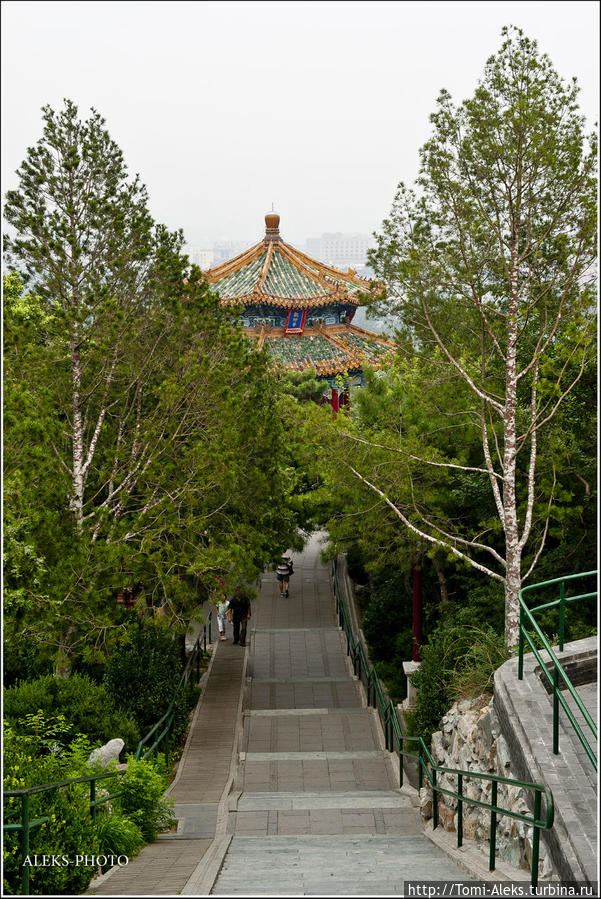 Все аллеи парка Цзиншань устремляются к центральному холму...
* Пекин, Китай