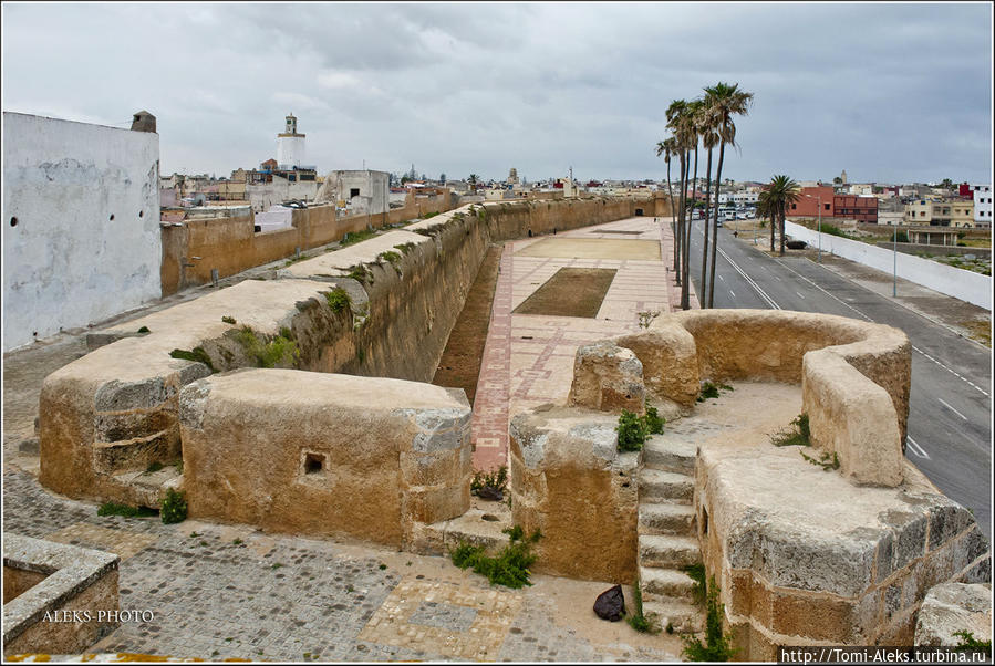 Еще раз бросаем взгляд на величественные стены. Мне очень понравился этот ракурс, с которого просматривается сразу вся стена, выходящая на одну из сторон света... Эль-Джадида, Марокко