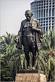 По пути встречаем отца всех индийцев — Махатму Ганди. Он смотрит не вперед, как наши памятники, — а куда-то вниз, словно тщательно выбирая дорогу для своей страны...
*