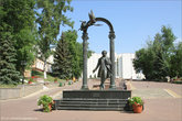 6. Памятник А.С. Пушкину, установленный в 2001 году. Пушкин в раздумье прислонился к арке, а сверху над ним парит муза поэзии.