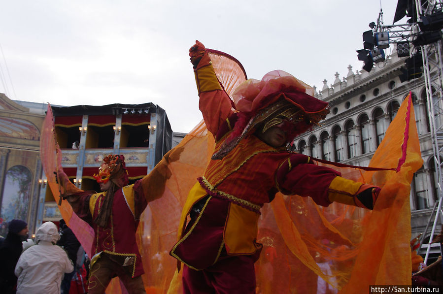 ...И тут сцена разорвалась от обилия красок ...И тут сцена разорвалась от обилия красок