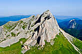 Западная вершина, на заднем плане слева, еле различимы гора Фишт (2867м) и гора Оштен (2804м).