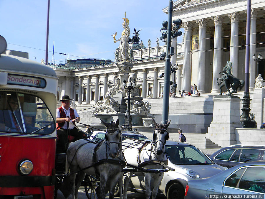 Трамвай, фаэтон и автомобили выстроились по-росту на светофоре : ) Вена, Австрия