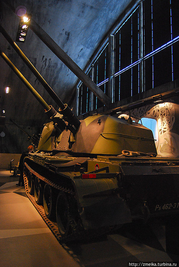 Сюда же в музей затесались танки. Таллин, Эстония
