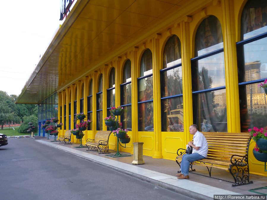 Вход в торговый центр Москва, Россия Вход в торговый центр Москва, Россия