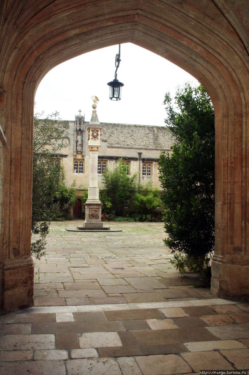 Колледж Корпус Кристи, Оксфорд. Главный двор с солнечными часами Sundbull Pelican. Фото из интернета Оксфорд, Великобритания