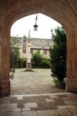 Колледж Корпус Кристи, Оксфорд. Главный двор с солнечными часами Sundbull Pelican. Фото из интернета