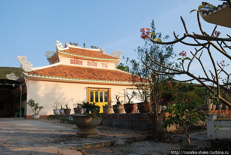 Монастырь возле озера Лотосов Муй-Не, Вьетнам
