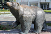 Памятник медведю.