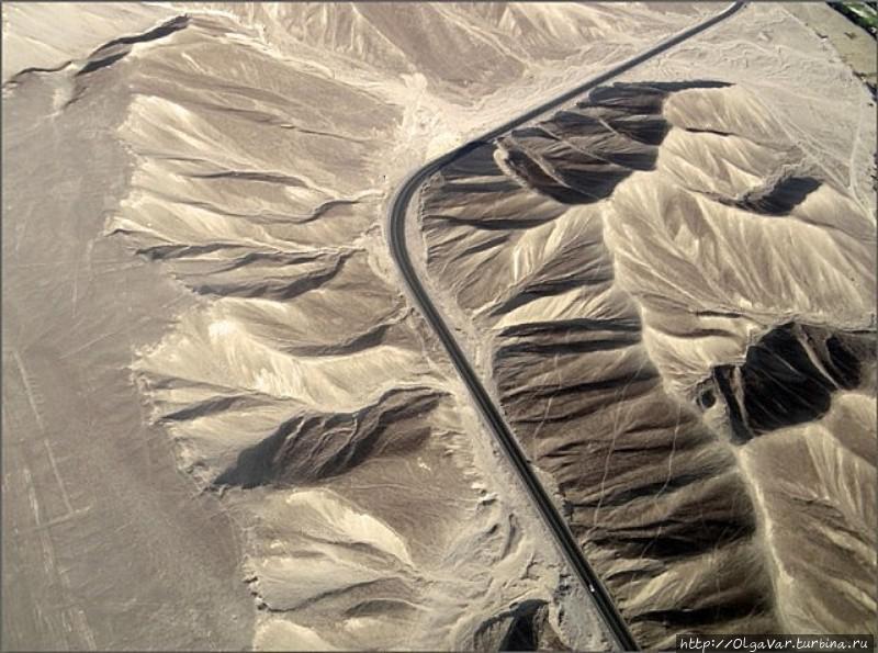 Панамериканское шоссе повторяет рельеф плато Наска, Перу