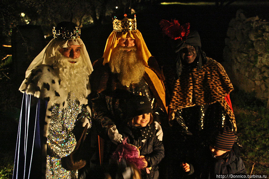 волхвы — это центральные персонажи рождества в испаноязычных странах, это три короля Гаспар, Мельчор и Балтазар, которым посвящен целый праздничный день 5 января. И если рождество — семейный праздник, то день королей — уличный... Кастель-д'Аро, Испания