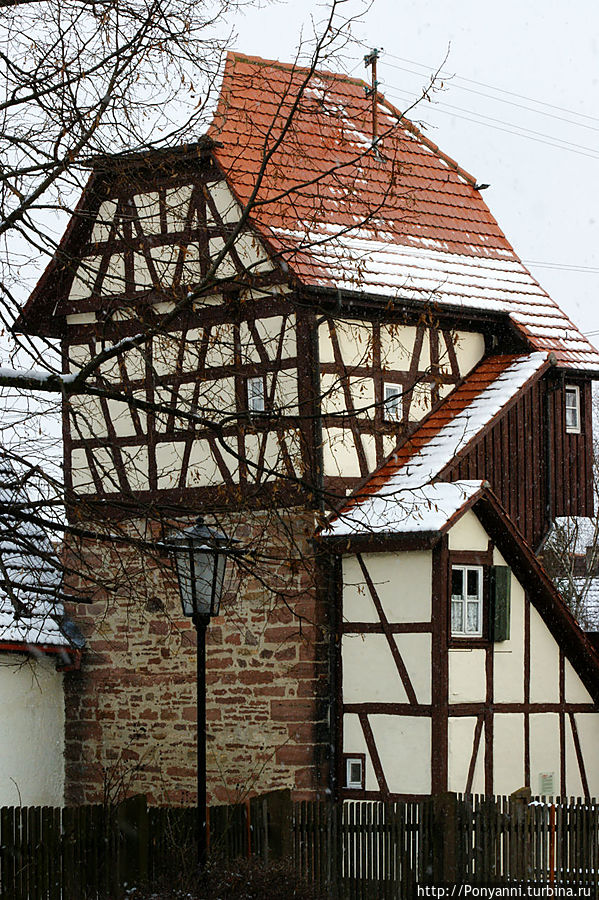 В Мерклингене сохранилась небольшая крепость с церковью ,восстановленой после пожара 1754 года. Вайль-дер-Штадт, Германия