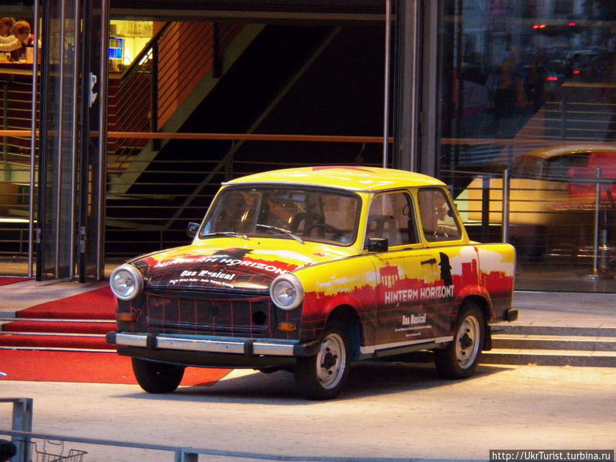 «Трабант» (нем. Trabant — Спутник), марка восточногерманских микролитражных автомобилей, производившихся народным предприятием Sachsenring Automobilwerke. «Трабант» стал одним из символов ГДР. Берлин, Германия