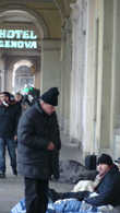 Бездомные рядом с отелем в Турине