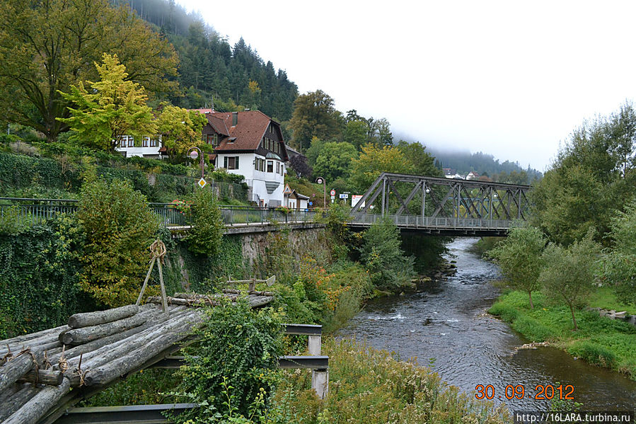 тем не менее самые значительные эспонаты располагаются прямо под открытым небом.Вот такие плоты сплавлялись по этой узкой речушке.И в те давние времена она не была ни шире ,ни многоводней. тем не менее самые значительные эспонаты располагаются прямо под открытым небом.Вот такие плоты сплавлялись по этой узкой речушке.И в те давние времена она не была ни шире ,ни многоводней.