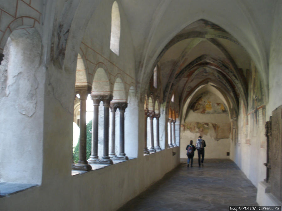 Галерея с фресками старинного монастыря Брессаноне, Италия