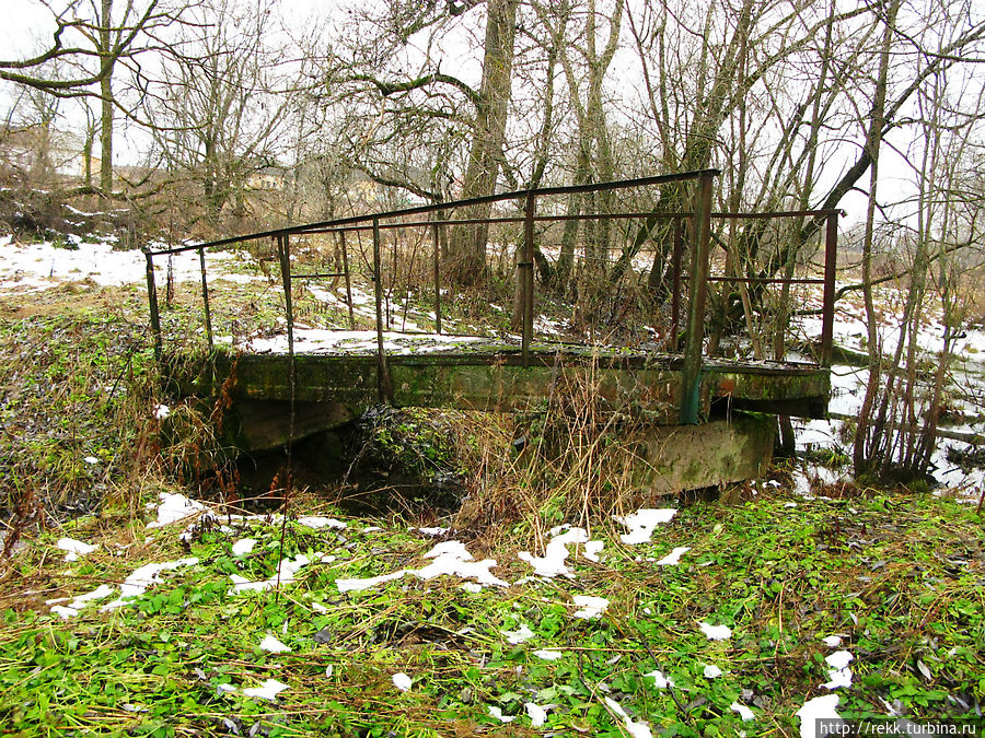 Что-то бетонное валяется в старом парке. Что оно здесь делает и какой был его функционал — непонятно. Что-то бетонное валяется в старом парке. Что оно здесь делает и какой был его функционал — непонятно.