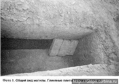 6. Умерший должен лежать на правом боку, а голова его направлена к Кибле (Кибла — направление на Каабу в городе Мекка, Кааба — мусульманская святыня в виде кубической постройки во внутреннем дворе Заповедной Мечети в Мекке).
Для этого под голову подкладывают немного земли и подпирают спину камнями. 6. Умерший должен лежать на правом боку, а голова его направлена к Кибле (Кибла — направление на Каабу в городе Мекка, Кааба — мусульманская святыня в виде кубической постройки во внутреннем дворе Заповедной Мечети в Мекке).
Для этого под голову подкладывают немного земли и подпирают спину камнями.