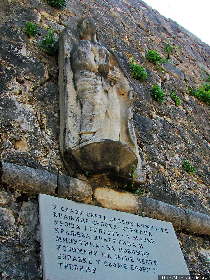 Памятник Елене Анджуйской на стене старого города Требинье, Босния и Герцеговина
