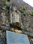 Памятник Елене Анджуйской на стене старого города