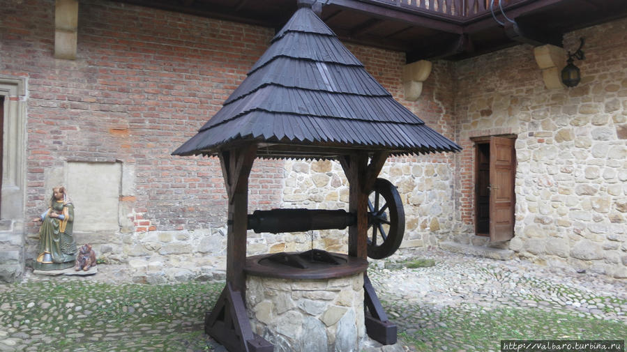 Колодец во внутреннем дворе Тарнув, Польша