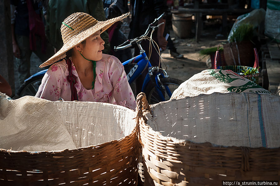 Рынок на воде Озеро Инле, Мьянма Рынок на воде Озеро Инле, Мьянма
