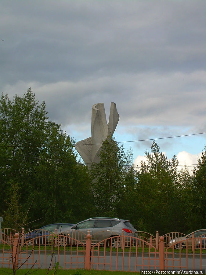 памятник разорвавшейся трубе Сургут, Россия