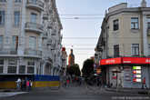 Башню и сквер можно легко заметить с центральной улицы Винницы – Соборной.