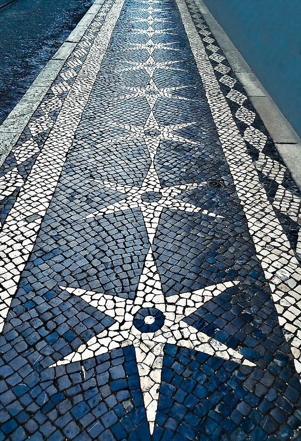 Португальская мостовая. Это отдельное чудо света. Очередная уникальная особенность. Весь город выложен вручную. Неповторимое множество рисунков окутывает все тротуары страны. Португальская мостовая. Это отдельное чудо света. Очередная уникальная особенность. Весь город выложен вручную. Неповторимое множество рисунков окутывает все тротуары страны.