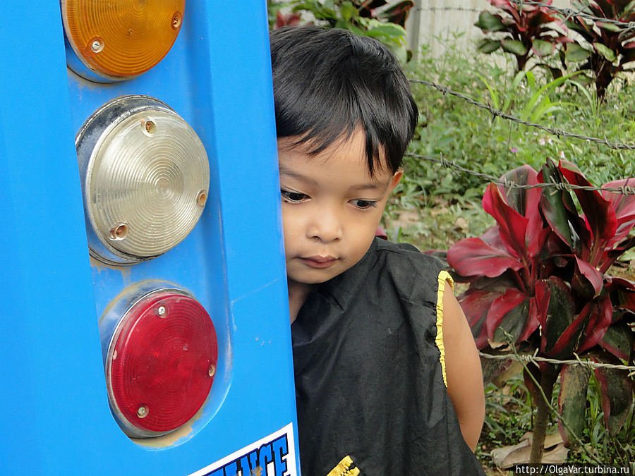 Прижавшись щекой к приехавшей за нами машине, этот малыш  о чем-то так глубоко задумался... Остров Минданао, Филиппины