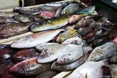 Даже на рыбном рынке, в нескольких метрах от воды, покупая рыбу всегда нужно проверять ее на свежесть. Метод проверки прост: сперва нужно заглянуть рыбе «в жабры» — они должны быть розового цвета, безо всяких серых или темных пятен, затем рыбу нужно обязательно понюхать, если рыба ничем кроме рыбы и морской воды не пахнет – ее смело можно покупать!
